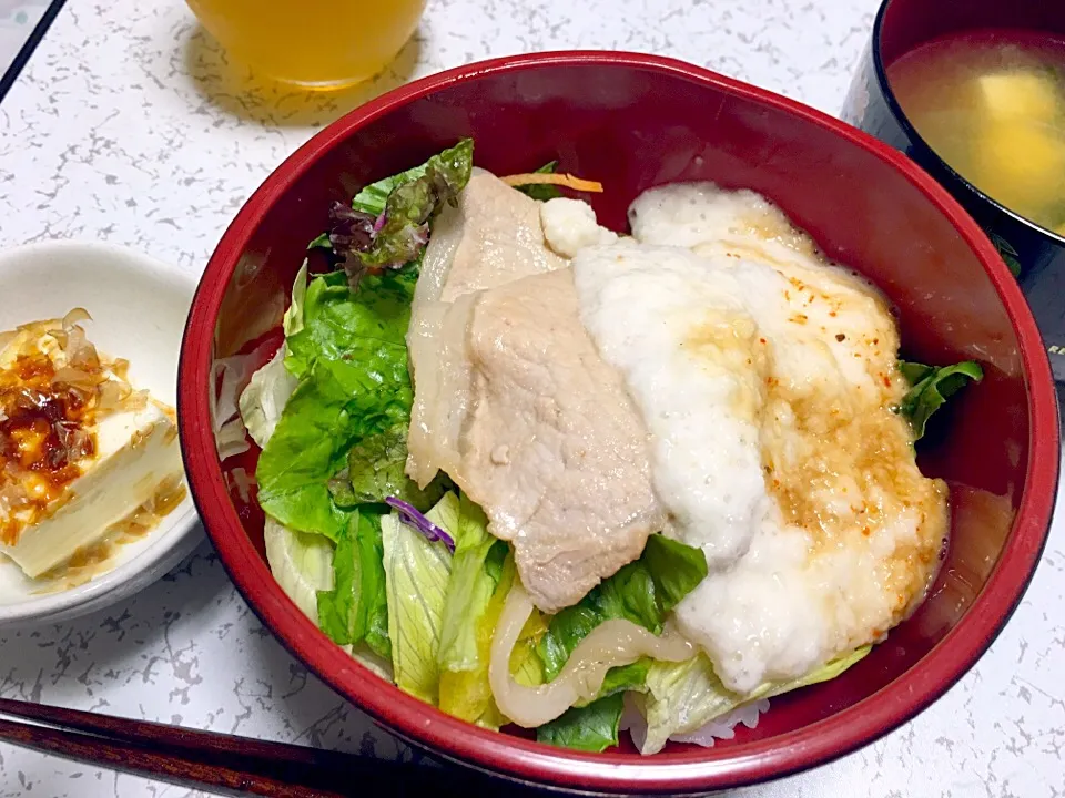 豚肉ととろろ芋のサラダ丼|はむさん