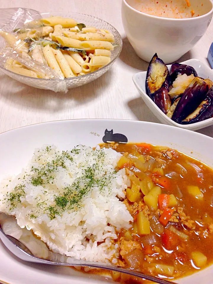 キーマカレー、サラダ、揚げナス、オクラとキムチの和え物|あやにん食堂さん