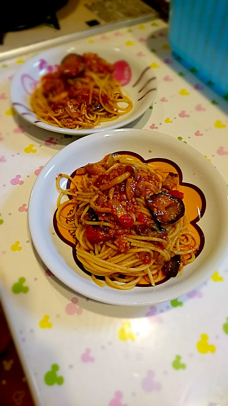 メインは茄子とひき肉のトマトソースパスタ。ニンニクがっつり|よちやまさん