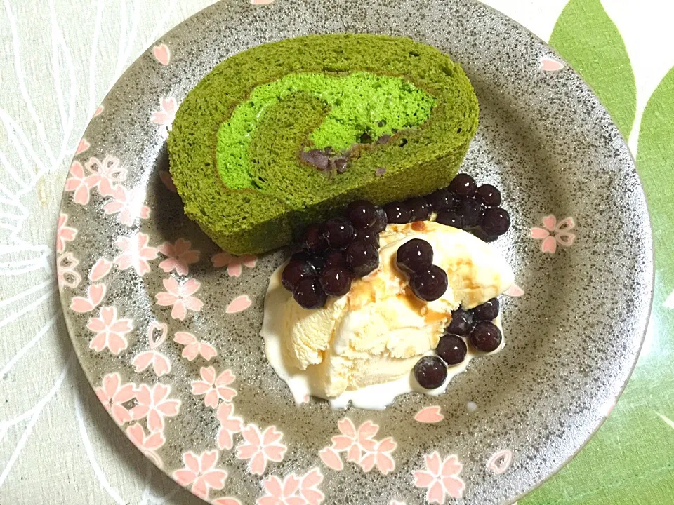 自分にご褒美😊😊
京はやしや・抹茶ロールケーキ
明治スーパーカップ・バニラアイス
ブラックタピオカ・黒糖味|tabyさん