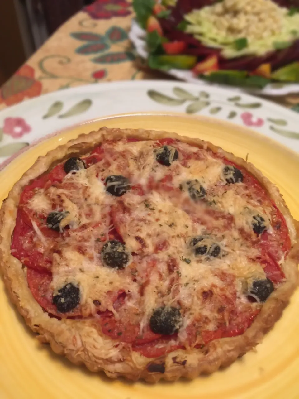 Snapdishの料理写真:Tarte aux Tomates et Olives Noires|Kkartsさん