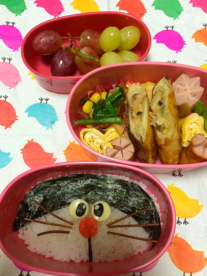 Snapdishの料理写真:学童弁〜朝から米がなく、炊いてたら時間足りず、詰めるだけのドラえもん〜|こむぎさん