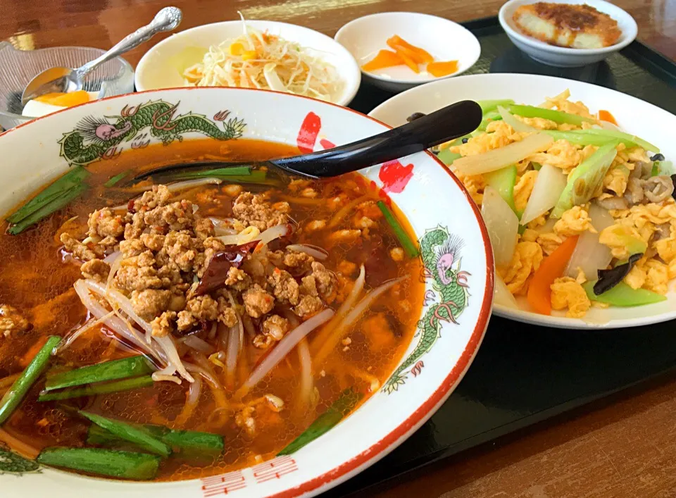 昼ごはん  キクラゲと肉卵炒め 台湾ラーメン サラダ コロッケ 漬物 杏仁豆腐 白飯 コーヒー で680円|ぽんたさん