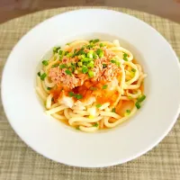 Snapdishの料理写真:ツナおろし冷やうどん
サッパリしてて夏バテでも食べれます！|ももさん