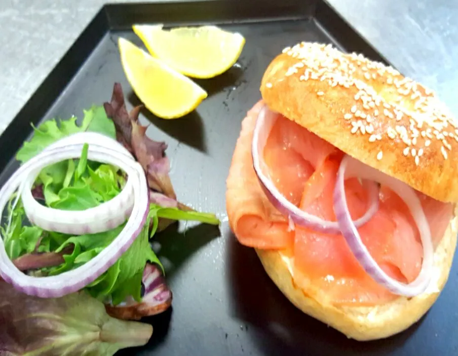 salmon n cream cheese bagel|dinaさん