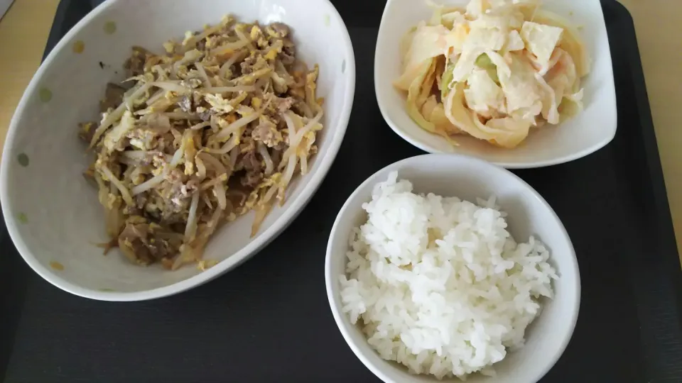 Snapdishの料理写真:牛肉もやし炒め、キャベツとポテトの明太子マヨネーズ和え|や。き。さん