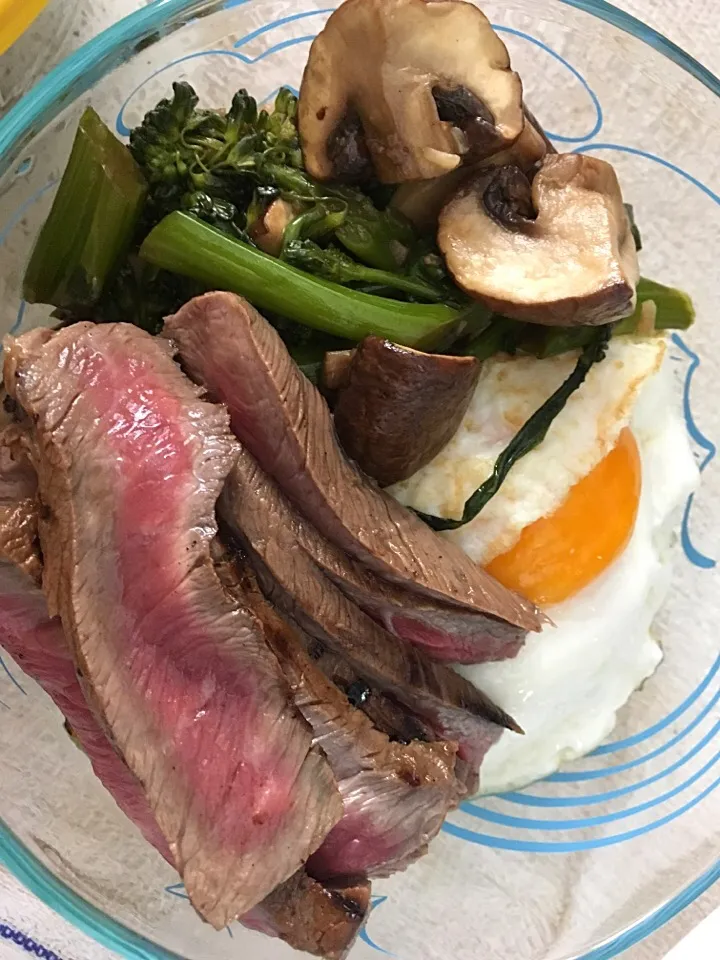 Flank steak marinated with garlic, lemongrass and lime juice. With sunny side up and broccolini with mushrooms|Ong Sor Fernさん