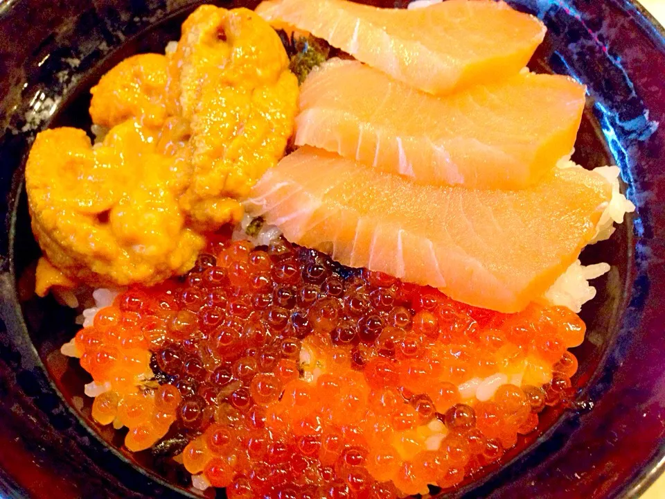 うに・いくら・サーモン丼1320円也|秋山知隆さん