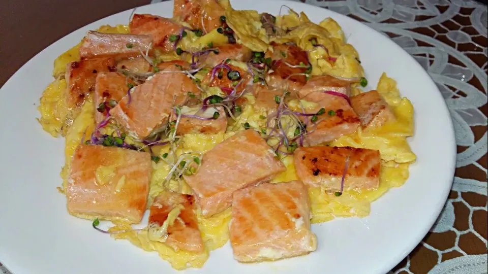 Salmon Scrambled eggs|steven z.y.さん