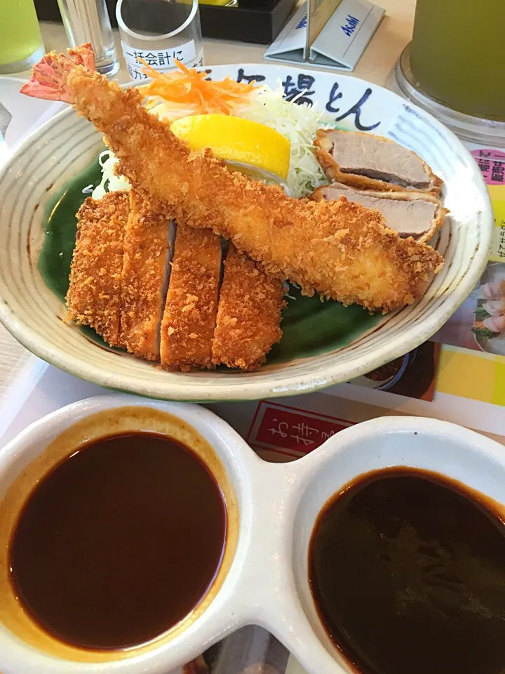 Snapdishの料理写真:ロースヒレ海老定食🍤|akiさん