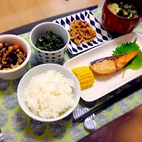 やずの照り焼き
とうもろこし
卵とわかめとそうめんの味噌汁
ひじきの煮物
豚肉と蓮根の甘辛炒め
つるむらさきとしらすの胡麻和え
白ご飯|みかんさん