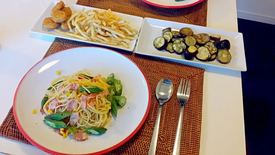 今日の夕食　オクラのバター醤油パスタ、焼きなすのマリネ、マックのポテトとナゲット|pinknari🐰🌈さん