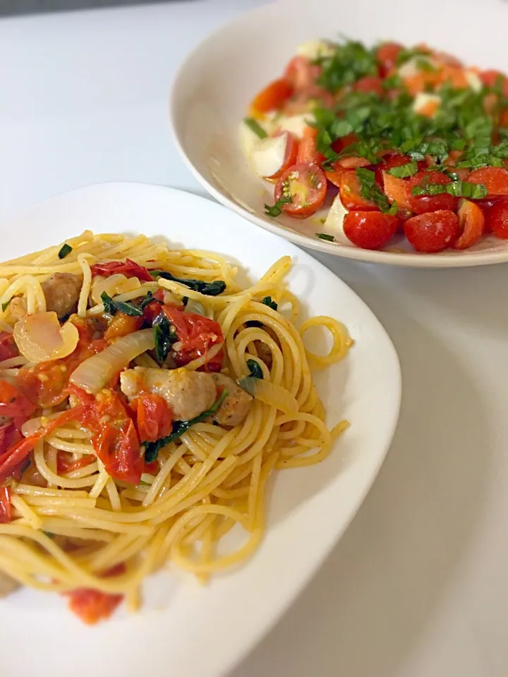 Snapdishの料理写真:cherry tomatoes and basil pasta with tomato with salmon ang monzarella cheese salad|chafoodisloveさん