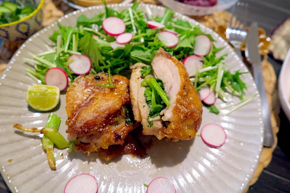 今夜のおうちごはん。パクチー唐揚げ、枝豆、トマト丸ごとチーズオーブン焼き、朝採り胡瓜ろく助塩浅漬け、デザートの葡萄です|かれんさん