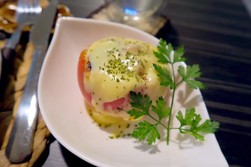 今夜のおうちごはん。パクチー唐揚げ、枝豆、トマト丸ごとチーズオーブン焼き、朝採り胡瓜ろく助塩浅漬け、デザートの葡萄です|かれんさん