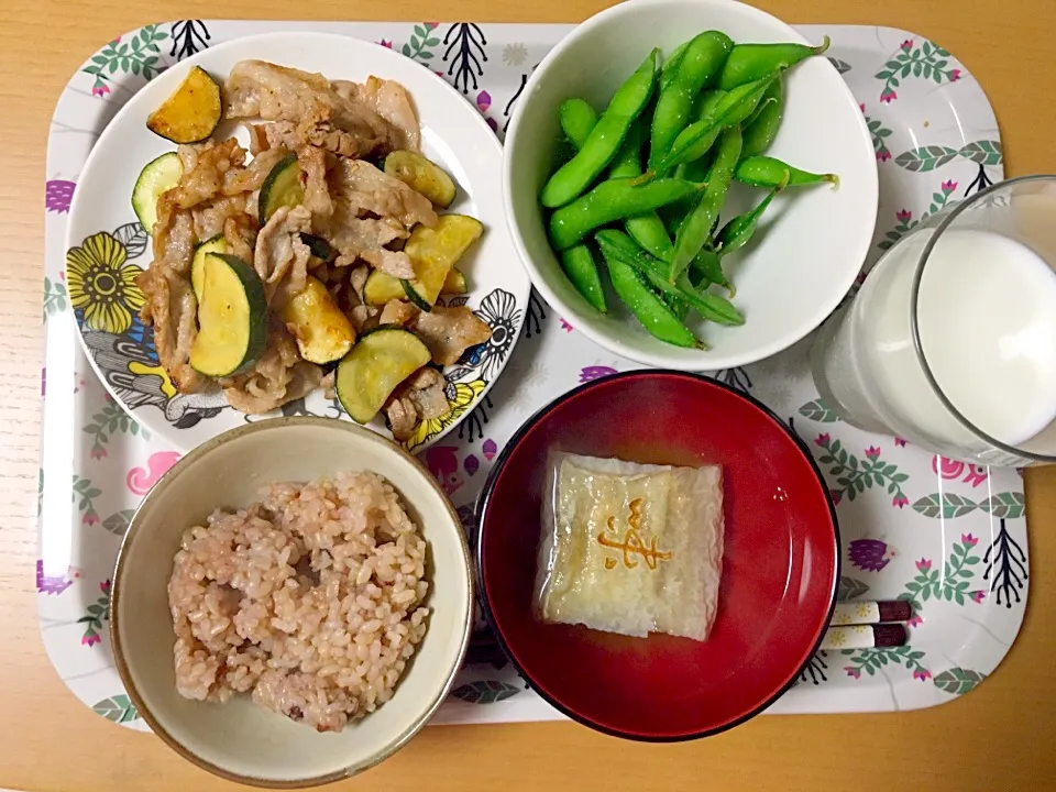 Snapdishの料理写真:8月16日
豚ズッキーニのマヨ醤油炒め
枝豆
味噌汁
玄米|あちゃんみんさん