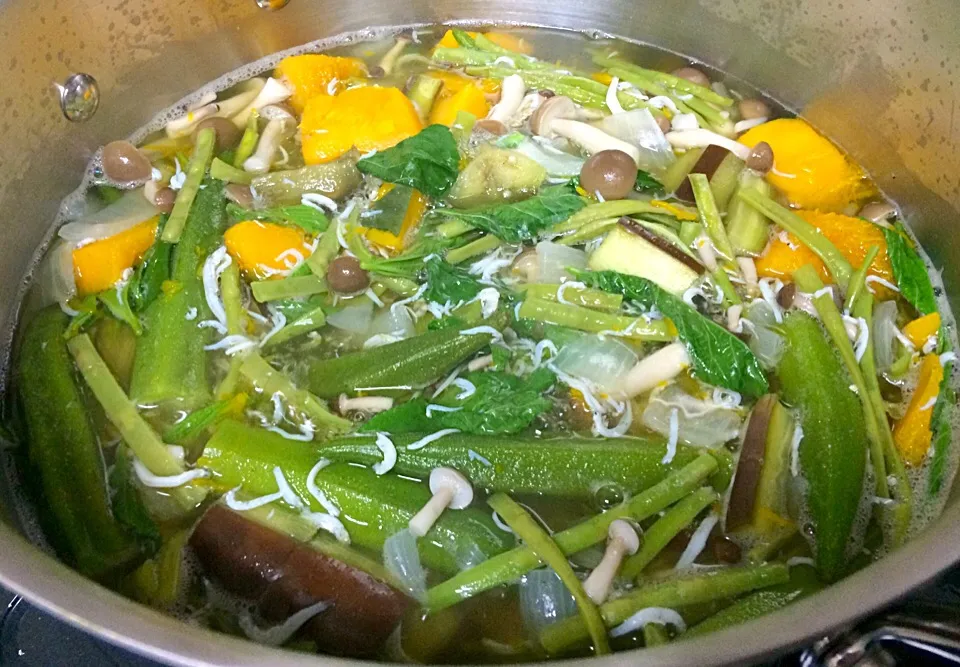 Snapdishの料理写真:Mix Vegetable with dashi aji, salt and pepper to taste. Very simple heathy food  🌴🇵🇭🍲🍴🌴|Food Gardenさん