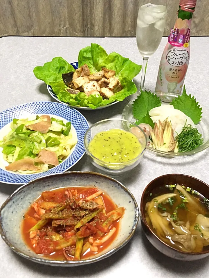 Snapdishの料理写真:フルーツとハーブのお酒「香る白桃と杏仁」と晩ご飯|Orie Uekiさん