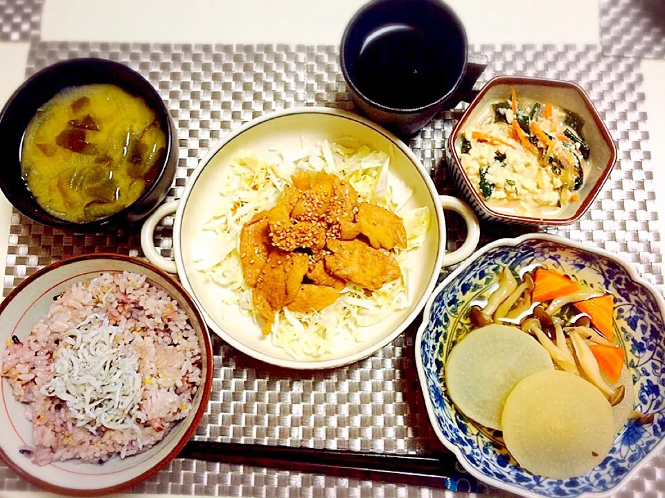 リーズナブルでヘルシーな鶏の甘辛煮と白和え、大根の煮物、お味噌汁です🎶🎶😊|Seijiさん