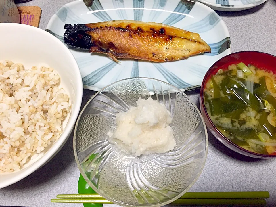 Snapdishの料理写真:もち麦飯、焼き魚、肉厚ワカメもやしネギ味噌汁、大根おろし|ms903さん