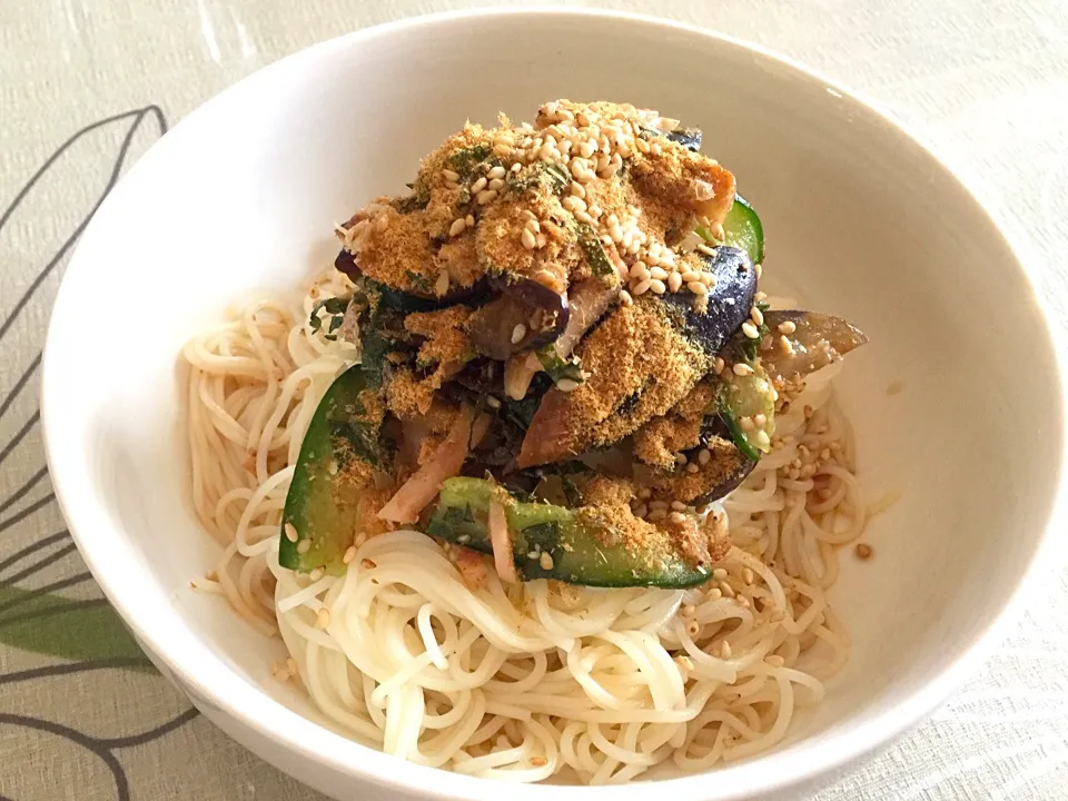 お昼は素麺😊 前日の塩もみをのせたらやっぱり美味しかった😍|tabyさん