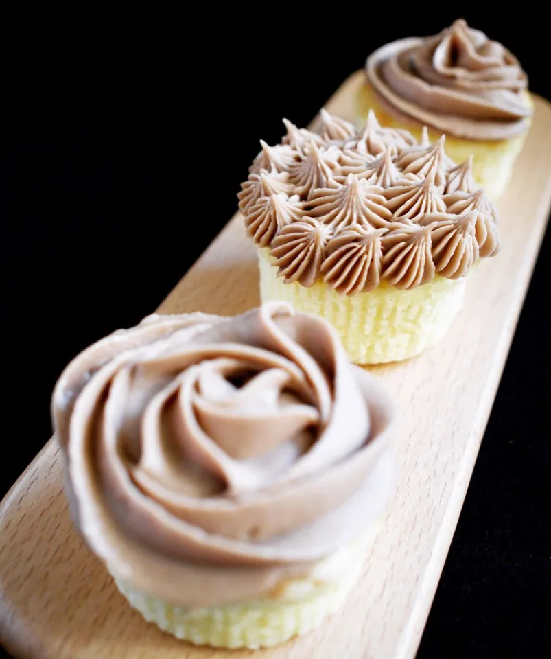 Vanilla cupcakes with mocha buttercream frosting|coxiella24さん