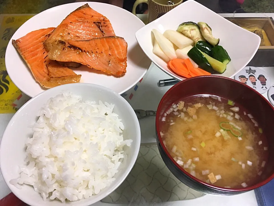 鮭ハラス焼きと自家製浅漬け|AyuChさん