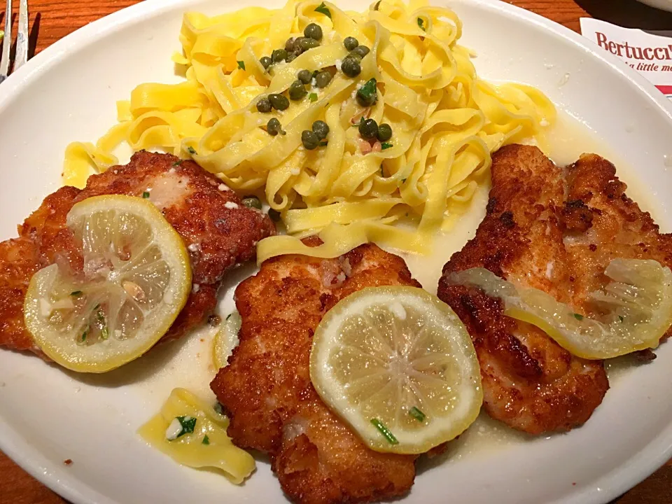 Snapdishの料理写真:Lemon & capers chicken piccata with fettucine noodles🍋|🌺IAnneさん