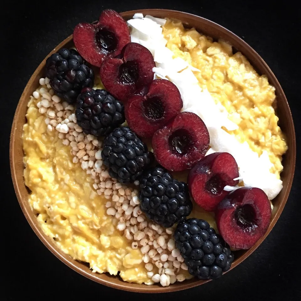 Pumpkin oats with blackberries, cherries, quinoa pops and coconut flakes|coxiella24さん