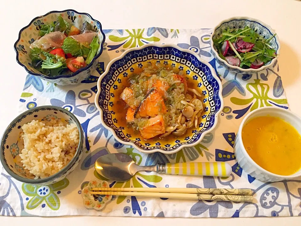 Snapdishの料理写真:鮭としめじのレモンあんかけ🍋
レッドマスタードとトマトの生ハムサラダ🍅
水菜とラディッシュの海苔サラダ
かぼちゃスープ🎃
玄米|にゅきさん