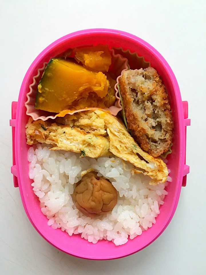 Snapdishの料理写真:盆明けメンチカツ弁当|kyokacolaさん