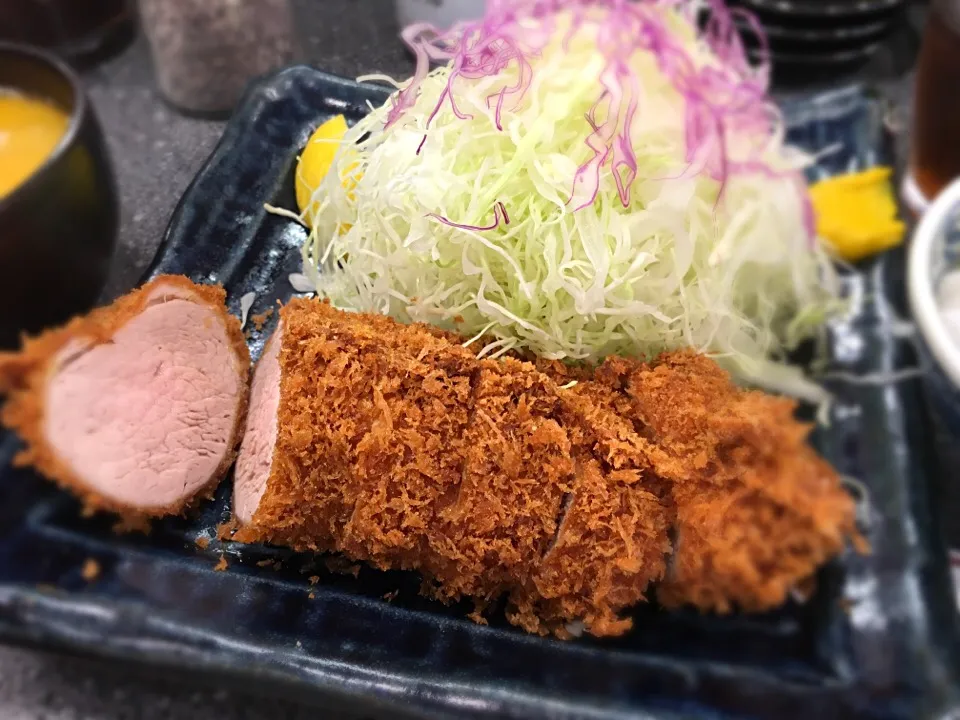 とんかつ 大門 檍
（あおき）
特上ヒレかつ定食 2000円
豚汁とご飯、昆布ノリ佃煮が付いてます。|長谷川盛夏さん