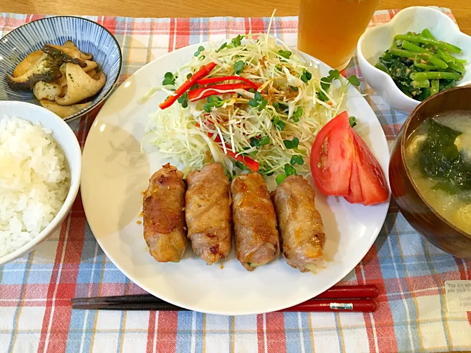 ＊アスパラ人参ジャガイモの肉巻き♡甘味噌味
＊キャベツとかいわれ大根とパプリカのサラダ
＊エリンギのバター炒め
＊小松菜の胡麻和え
＊玉ねぎと薄揚げとワカメの味噌汁|モケモケさん