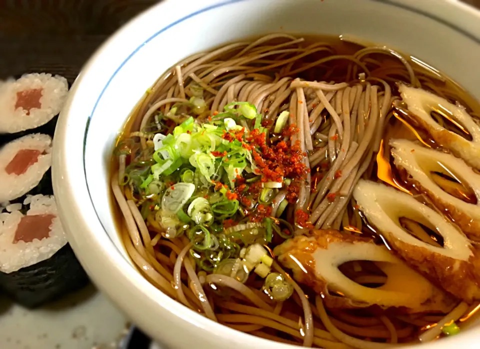 昼、またまた麺類
「竹輪そば & 鉄火巻き」|muutさん