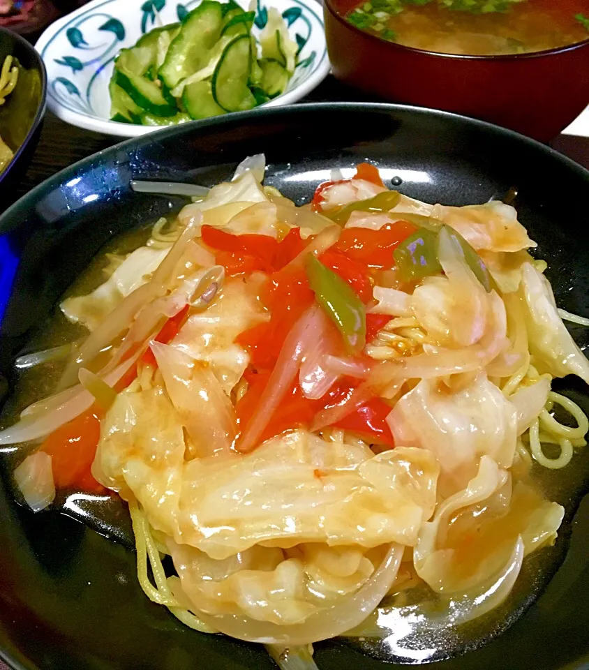 昼ごはん トマトとキャベツのあんかけ焼きそば|ぽんたさん