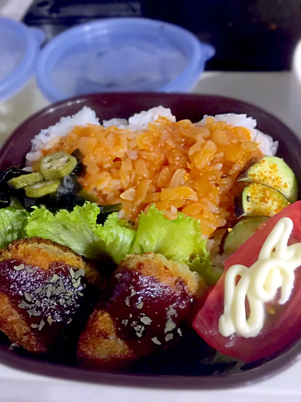 Snapdishの料理写真:パパお弁当🍱  メンチカツ  エビチリ  わかめとオクラの酢の物  茄子の漬物  トマト|ch＊K*∀o(^^*)♪さん