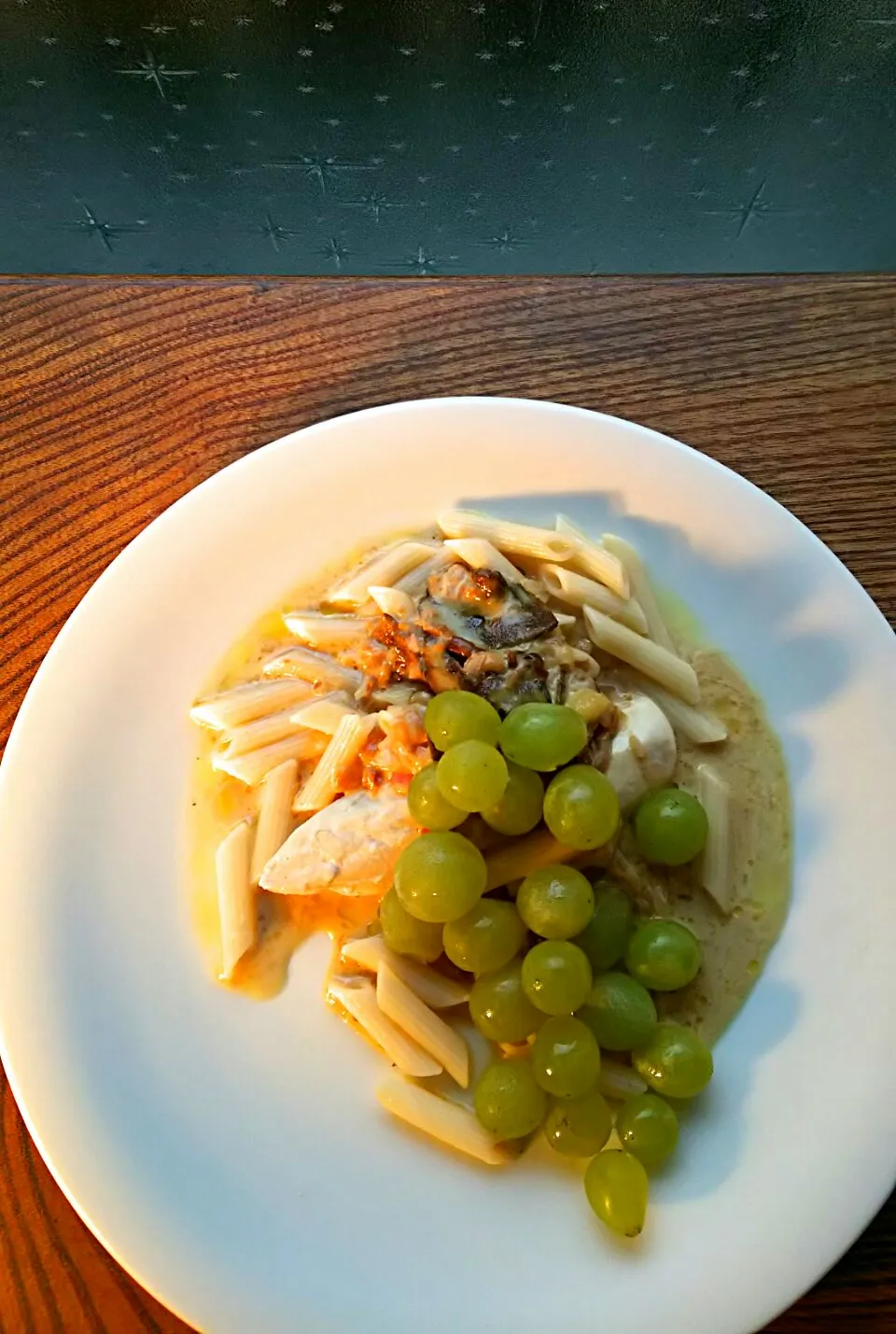 Snapdishの料理写真:Penne crema Porcini e pollo con Moscato.
若鶏の蒸し焼きにポルチーニ茸のクリームソース･ペンネ、マスカットを添えて。|KimaLABOさん