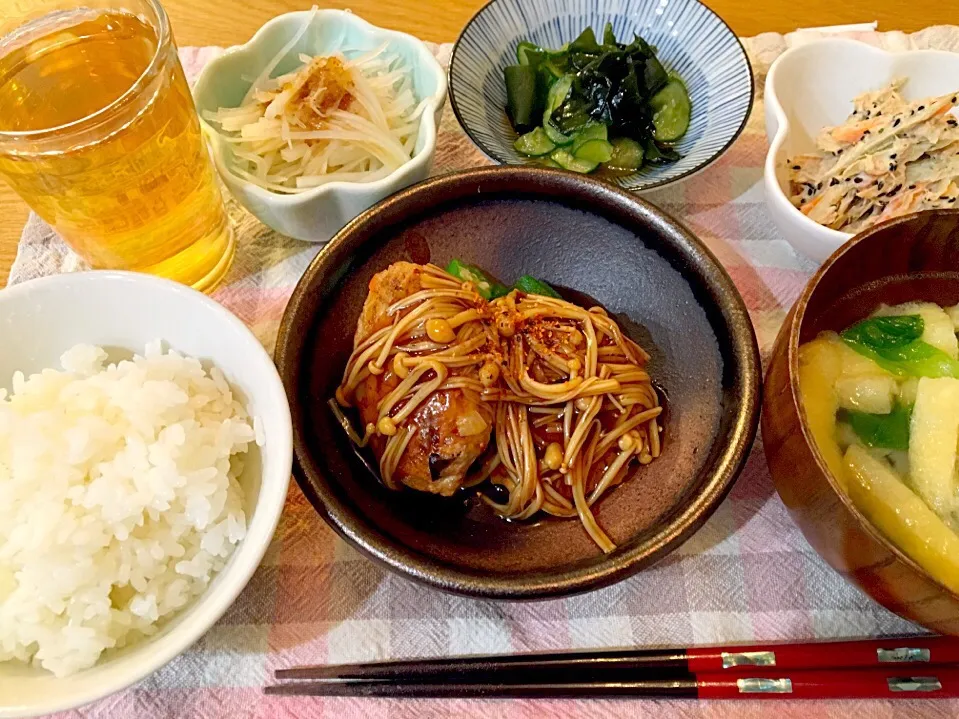 Snapdishの料理写真:＊鶏ミンチ肉の和風ハンバーグ
＊刻み大根のサラダ
＊きゅうりとワカメの酢の物
＊人参とごぼうのツナマヨ和え
＊チンゲン菜と薄揚げの味噌汁|モケモケさん