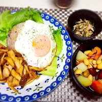 バター醤油のポークソテー半熟目玉焼き乗せ！😊お豆たっぷり煮物とツナピーマンの和え物🎶🎶✨|Seijiさん