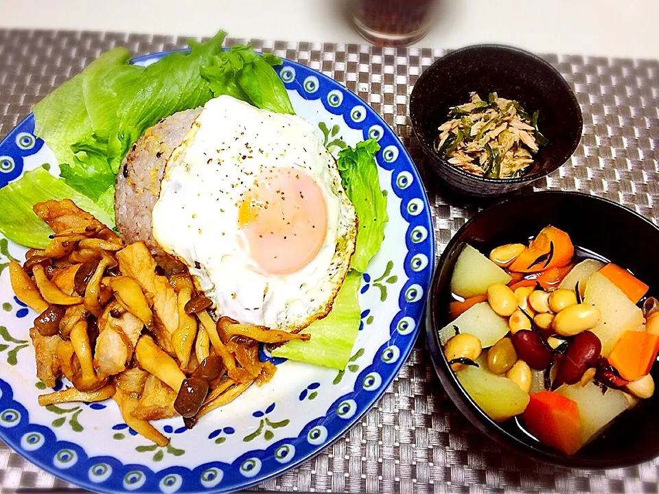 バター醤油のポークソテー半熟目玉焼き乗せ！😊お豆たっぷり煮物とツナピーマンの和え物🎶🎶✨|Seijiさん