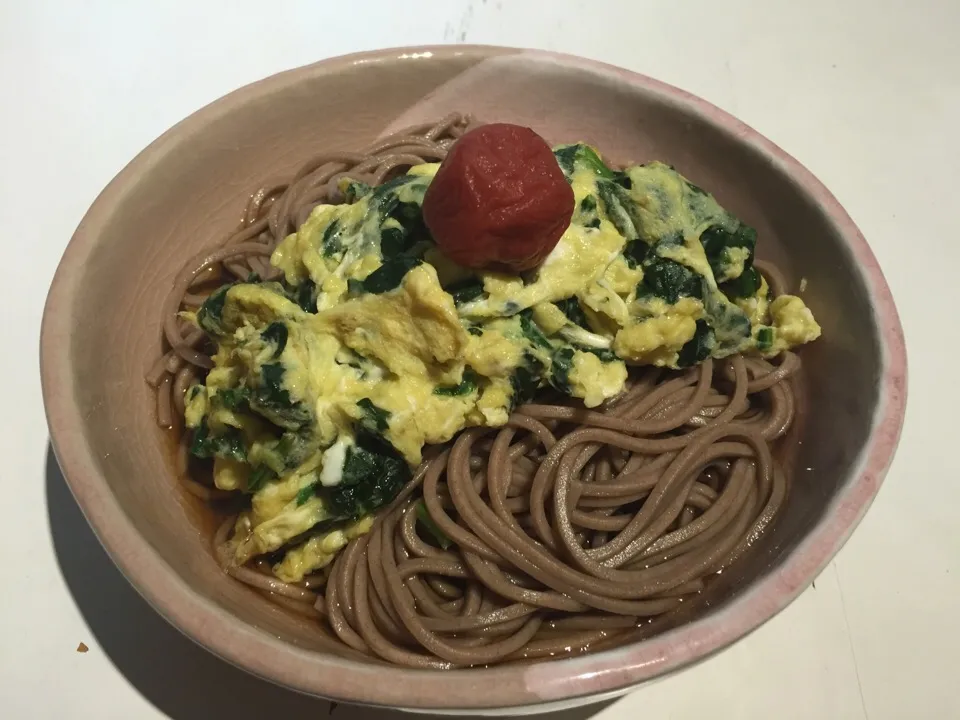 Spinach dashi omelet over Soba noodles with Umeboshi|ronronさん