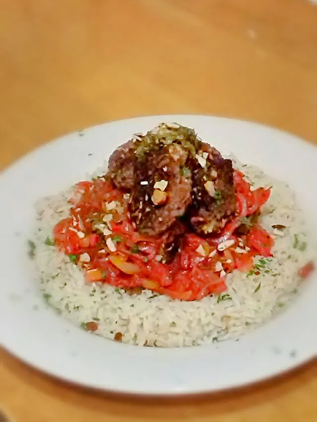 Snapdishの料理写真:Basque-Style Lamb and Beef Piperade with Baby Leeks and Garlic Rice. From Blue Apron, with slight adjustments.|bethさん