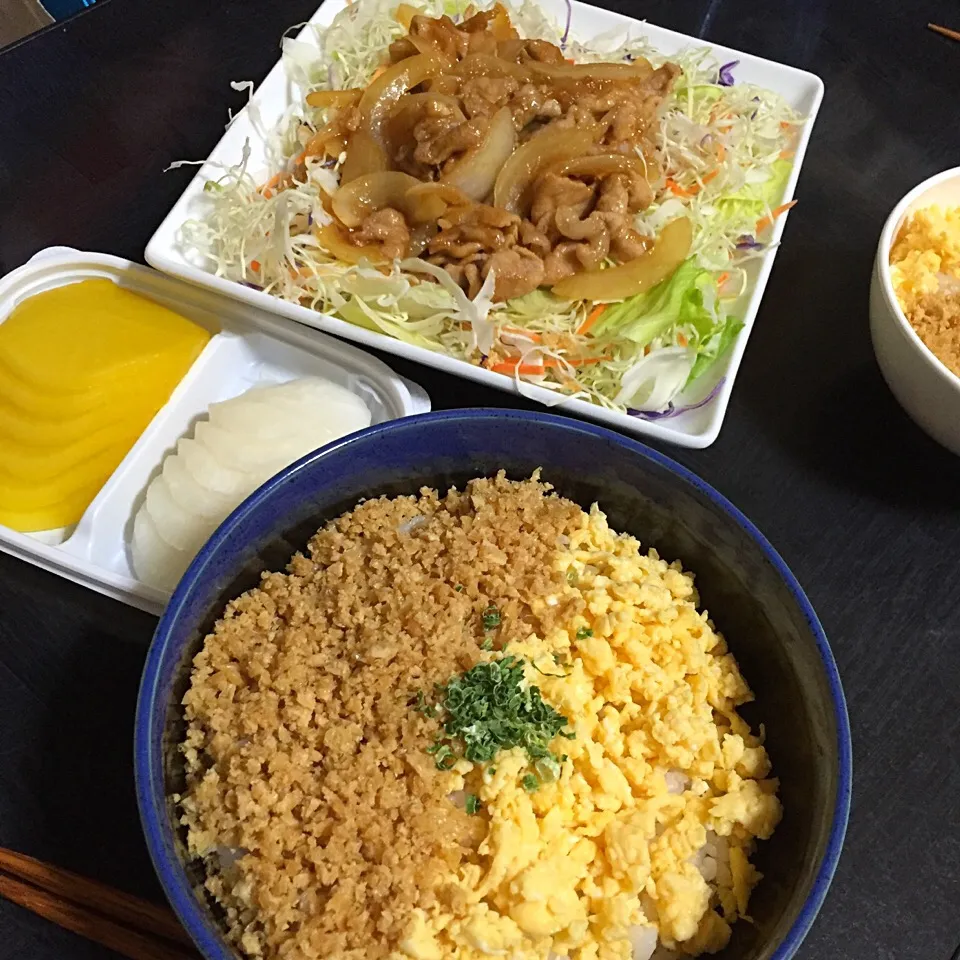 Snapdishの料理写真:今日の晩ご飯は、きつねそぼろの2色ごはん、豚肉の生姜焼き、沢庵。|ゆえさん