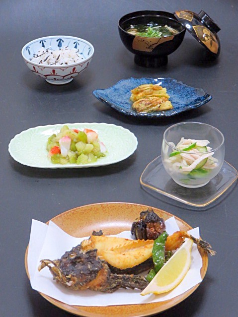 今晩は 虎魚 おこぜ の唐揚げ 茶巾茄子 切干大根の酢の物 鳥はむ 胡瓜 焼き茄子 すだち 海鮮ジュレ美 なす 茸とわかめの味噌汁 ひじきご飯今日の おこぜは兵庫県産 その姿からは想像のつかない美味な白身魚で 肉のしまりが良く 唐揚げにするとクセのない高級魚です見た目