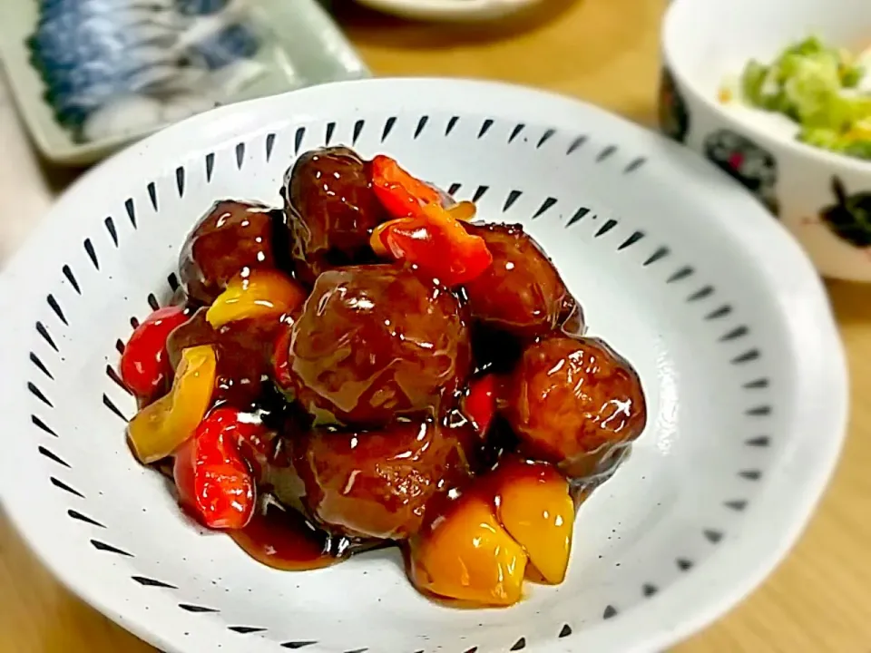 Snapdishの料理写真:☆meatball on sweet & sour sauce☆ミートボール甘酢ソース♪|nene_rozieさん