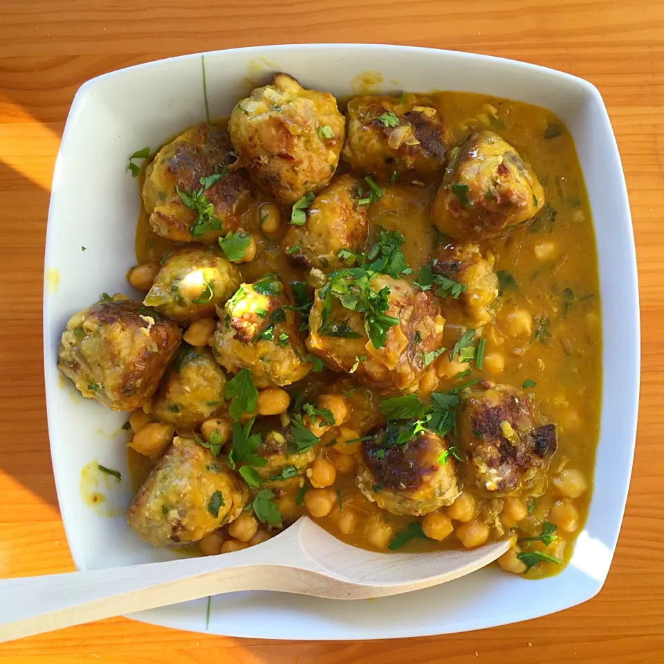 Albondigas de caballa (mackerel meatballs) in saffron sauce with chickpeas|Liesbeth Maliepaardさん