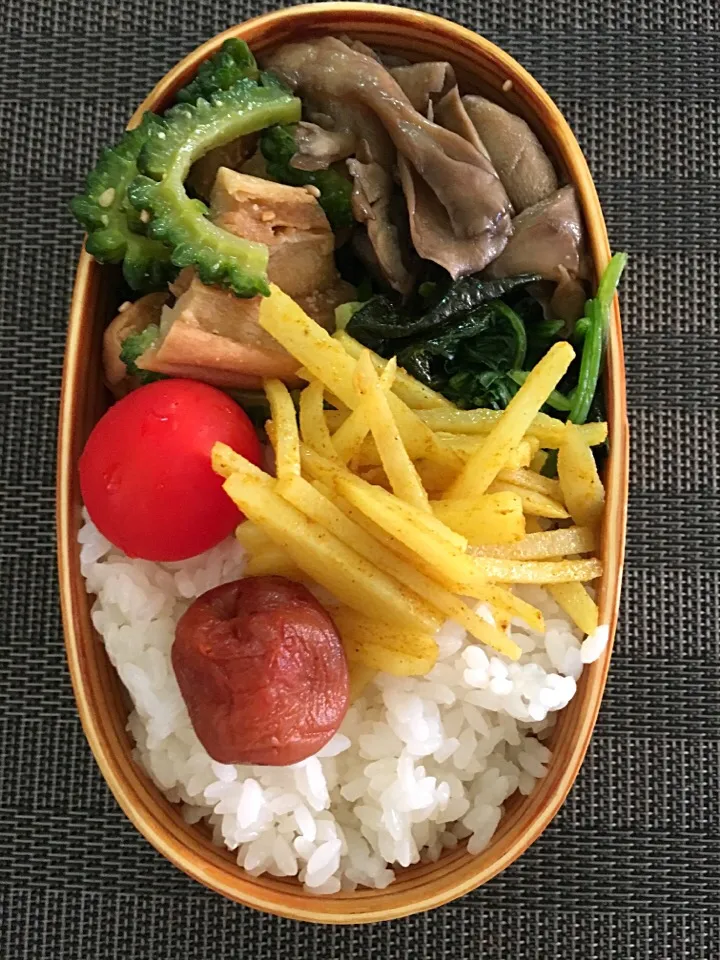 Snapdishの料理写真:ヴィーガン弁当。車麩とゴーヤ、ほうれん草海苔和え、舞茸バルサミコ炒め、ポテトカレー炒め、プチトマト、梅干し。|aiさん