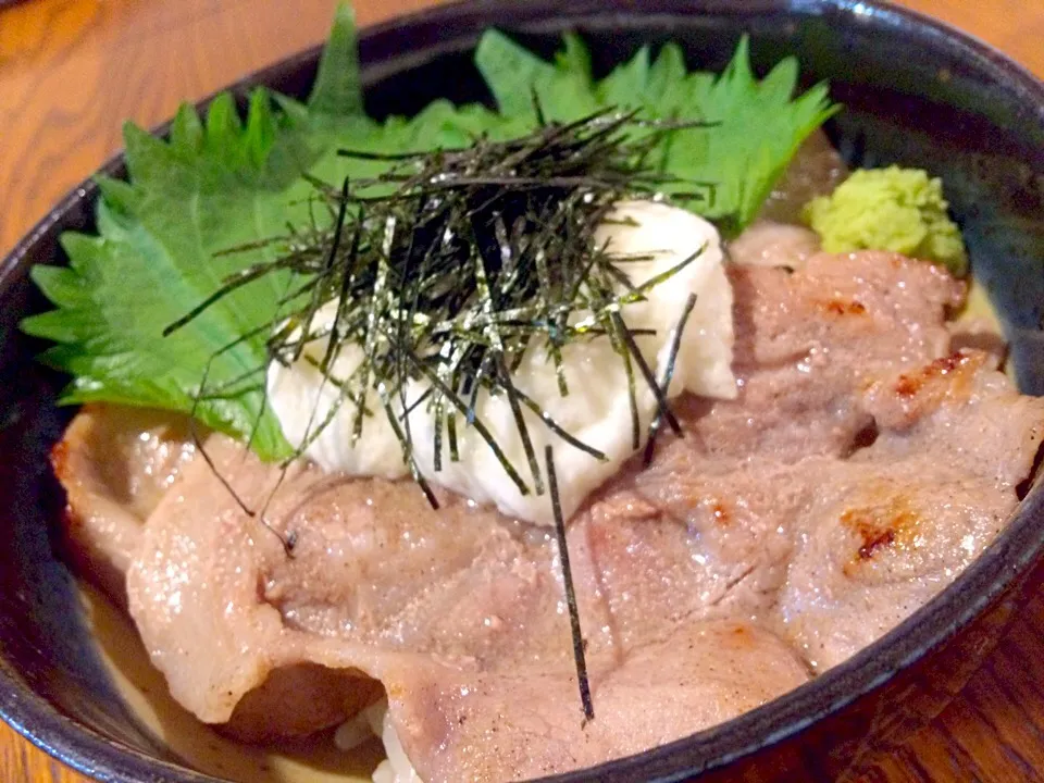 豚ロースむぎとろ丼🐽|おかっぴーさん