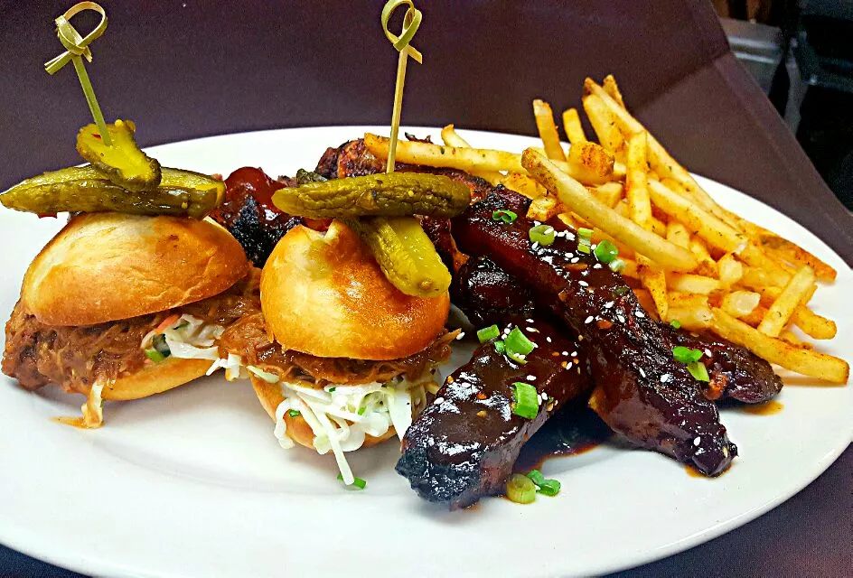 bbq sampler....6oz Jack Daniels bbq brisket,1/4 rack miso bbq baby back ribs, pulled pork sliders with tropical bbq and cilantro slaw with jerk wings and ancho |chef Charlesさん