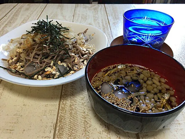 Snapdishの料理写真:今日の男飯(⌒-⌒; )冷やし蕎麦withいりこ、わかめ、白胡麻、天かす、大麦フレーク♫|ひーちゃんさん